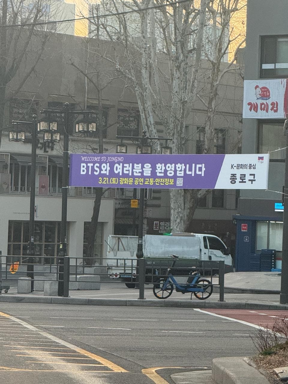 드디어 완전체 컴백! 외신들도 난리 난 오늘자 BTS 광화문 콘서트 현장 상황 (feat. 26만 아미 결집)